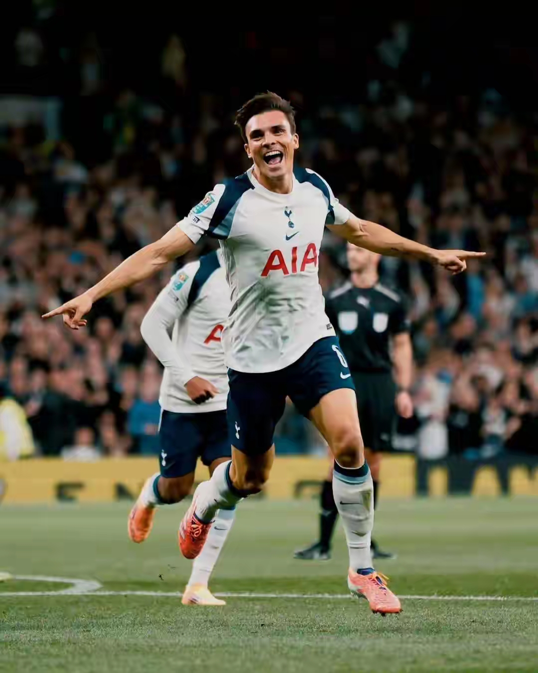 包含足总杯清晨再迎强敌，曼城官宣签约，主帅态度——气氛紧张，团队化学反应显著的词条