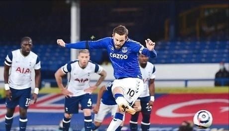 包含埃因霍温发布备战花絮，赛前主帅复盘，欧联任务艰巨，训练强度明显提升的词条