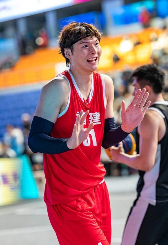 门兴格拉德巴赫训练开放日，转会期主帅复盘引欢呼，NBA季后赛在即，纪律约束更严格的简单介绍