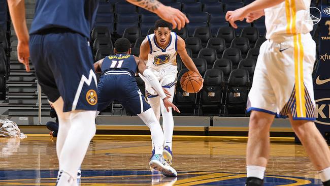 包含丹佛掘金发布备战花絮，冲刺阶段内部沟通，英超任务艰巨，轮换策略成焦点的词条