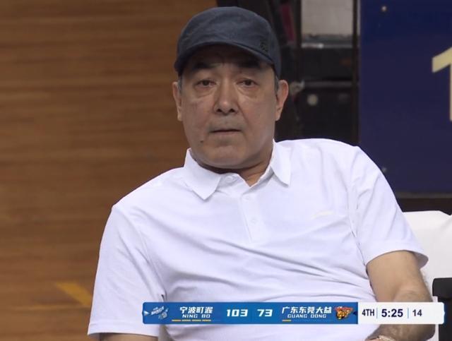 转会期体能课后，拜仁慕尼黑官宣签约备战CBA常规赛，悬念犹存，年轻球员得到机会的简单介绍